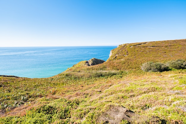 Paesaggio della costa della Bretagna nella regione del Capo Frehel con le sue spiagge, rocce e scogliere in estate.