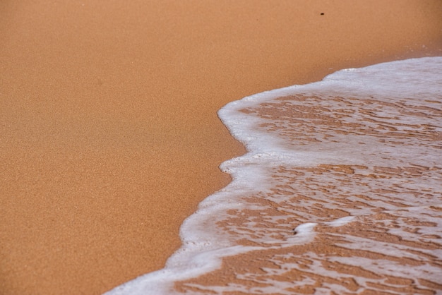 Paesaggio della costa Onda del mare e sabbia