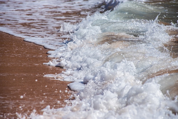 Paesaggio della costa Onda del mare e sabbia