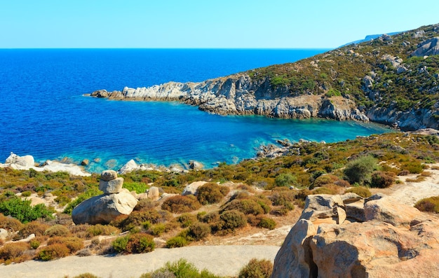 Paesaggio della costa rocciosa del mare d'estate (Calcidica, Sithonia, Grecia).