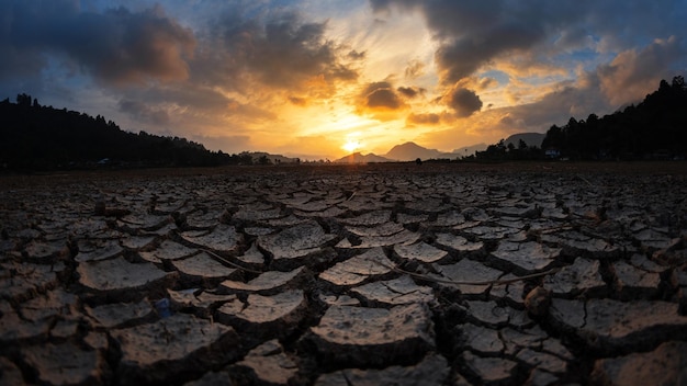 Paesaggio della crepa della terra nel tramonto