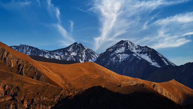 Paesaggio della cresta delle montagne marroni innevate sceniche maestose nel paese della Georgia