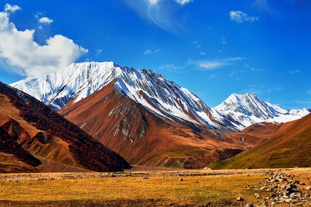 Paesaggio della cresta delle montagne marroni innevate sceniche maestose nel paese della Georgia