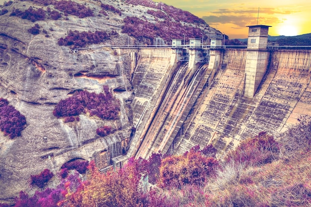 Paesaggio della diga d'acqua d'epoca