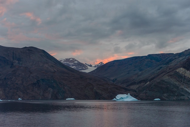 Paesaggio della Groenlandia con belle montagne colorate e iceber