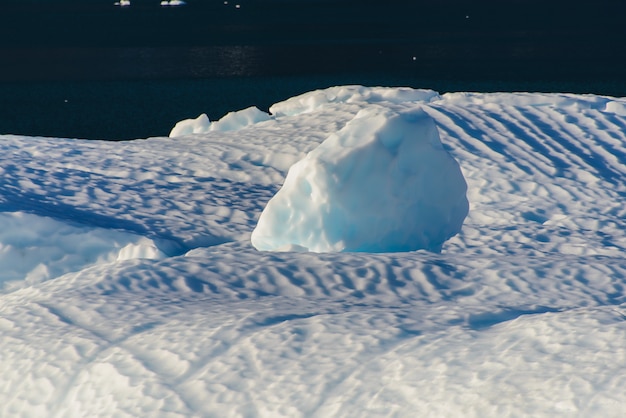 Paesaggio della Groenlandia con belle rocce colorate e iceberg.