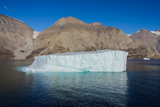 Paesaggio della Groenlandia con belle rocce colorate e iceberg.