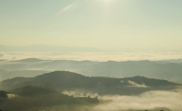 Paesaggio della montagna con nuvole e nebbia