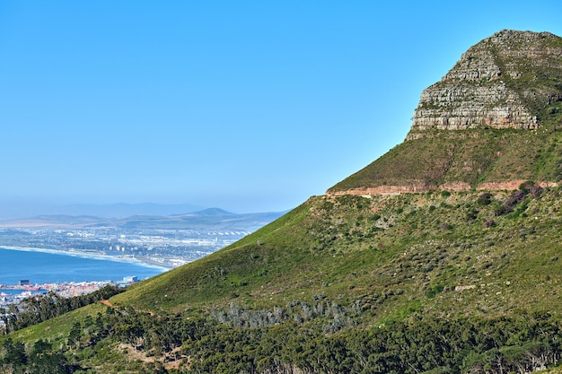 Paesaggio della montagna di Lions Head su un cielo blu chiaro con spazio per la copia Picco di montagna con dolci colline e l'oceano in un ambiente verde Località turistica popolare per escursioni a Città del Capo in Sud Africa