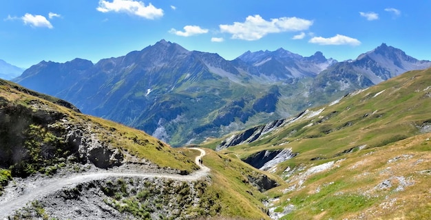 Paesaggio della montagna francese alpina con un percorso dal tour del Monte Bianco