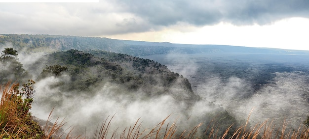 Paesaggio della montagna nebbiosa sulla Big Island Hawaii Vista panoramica del vulcano dormiente Mauna Kea in un'area remota Vasta distesa nebbiosa della natura e cielo nuvoloso vicino al vertice della terra vulcanica