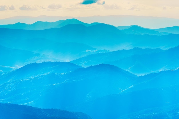 Paesaggio della natura delle montagne blu