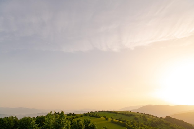 paesaggio della natura estiva al tramonto in montagne e colline sullo sfondo di linee astratte e curve di campagna