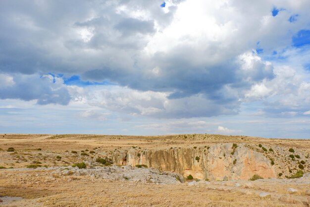 Paesaggio della prateria secca con cumuli di nuvole tempestose nella regione di Teruel Aragona Spagna Concettuale per la sfida della meteorologia del cambiamento climatico