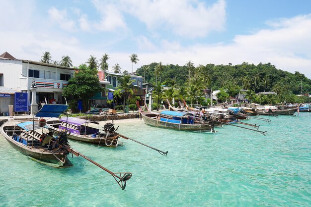 Paesaggio della spiaggia a PHI PHI ISLAND, KRABI TAILANDIA