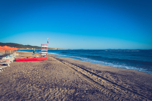 Paesaggio della spiaggia al mattino