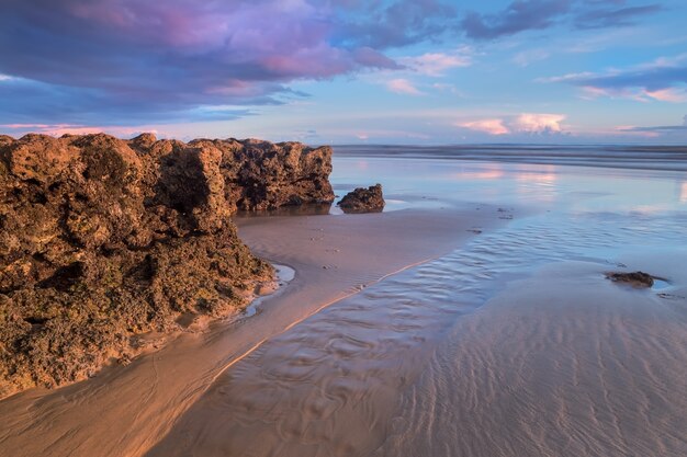 Paesaggio della spiaggia con scogliere rocciose