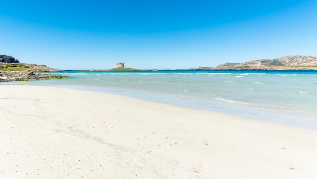 Paesaggio della spiaggia della Pelosa in una giornata di sole