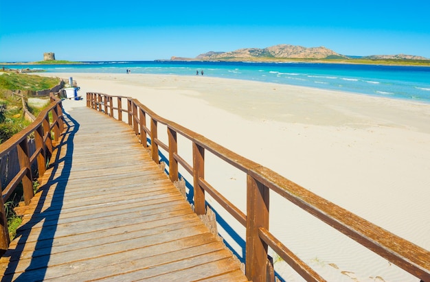 Paesaggio della spiaggia della Pelosa in una giornata di sole