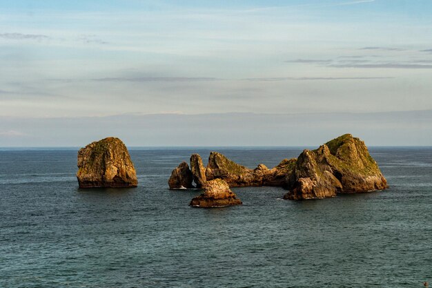 Paesaggio della spiaggia di cacca sulla costa asturiana