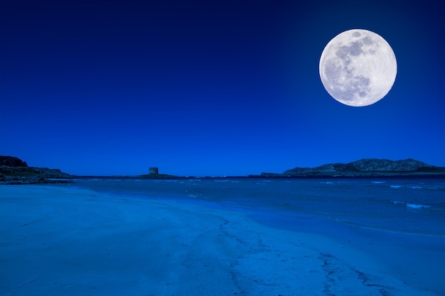 Paesaggio della spiaggia di notte