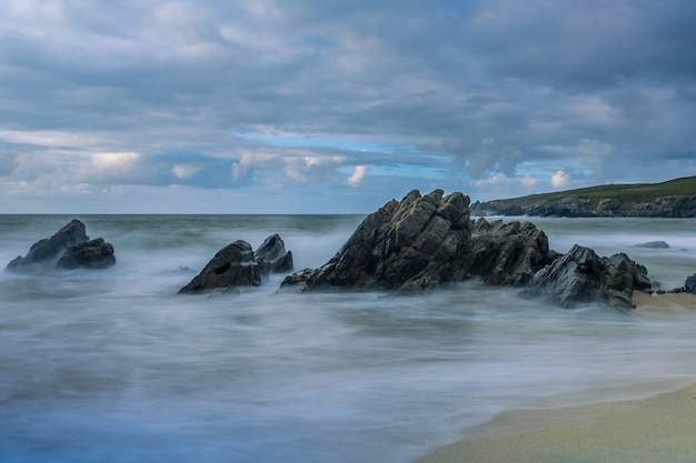 Paesaggio della spiaggia di Serantes con rocce e acqua di mare nelle Asturie, Spagna