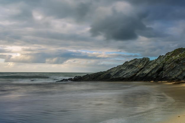 Paesaggio della spiaggia di Serantes con rocce e acqua di mare nelle Asturie, Spagna