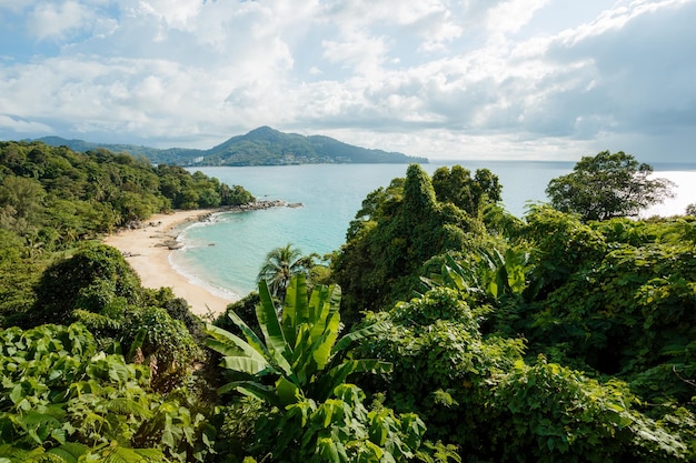 Paesaggio della spiaggia naturale del mare a Phuket Thailandia