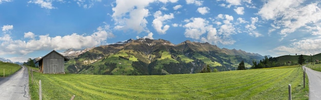 Paesaggio della strada sullo sfondo delle montagne delle Alpi