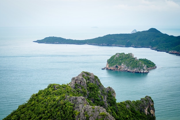 Paesaggio della Tailandia e belle montagne.