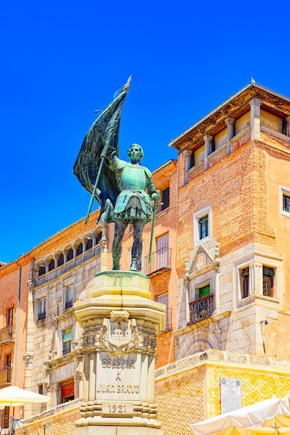 Paesaggio della Torre di Lozoya e Monumento a Juan Bravo a Segovia, Spagna.