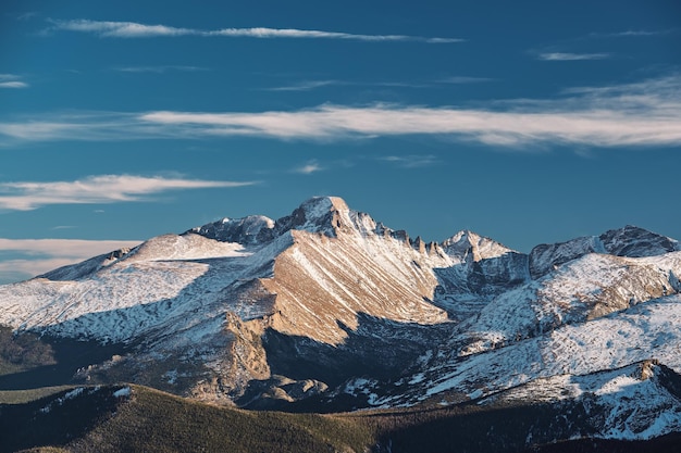 Paesaggio della tundra alpina con montagne