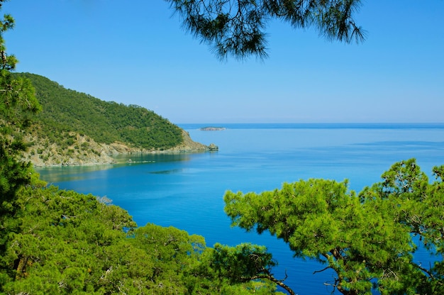 Paesaggio della Turchia con le colline e le montagne verdi del cielo blu del mare