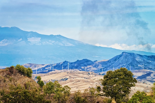 Paesaggio della valle con incendi nei campi a Morgantina, provincia di Enna, Sicilia, Italia