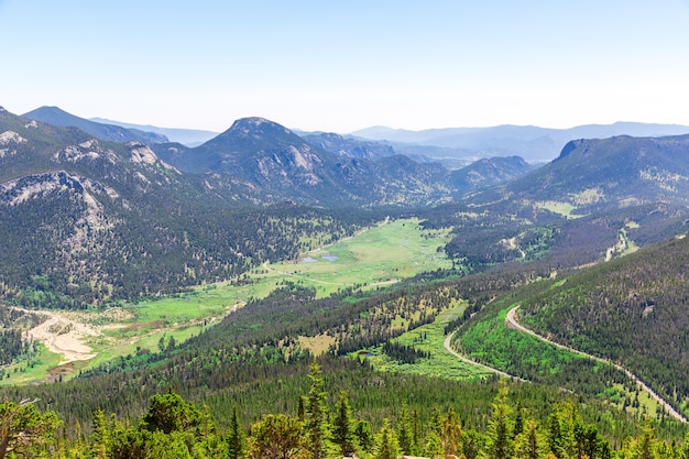 Paesaggio della valle con montagne sempreverdi