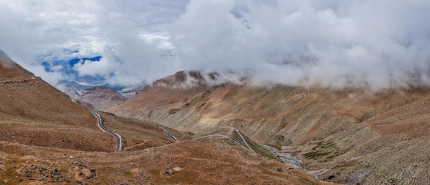 Paesaggio della valle dell'Himalaya con strada vicino a Kunzum La pass presumibilmente il passaggio motorizzato più alto del mondo 5602 m Ladakh India