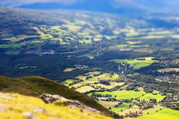 Paesaggio della valle della montagna di Oppdal bokeh sfondo hd