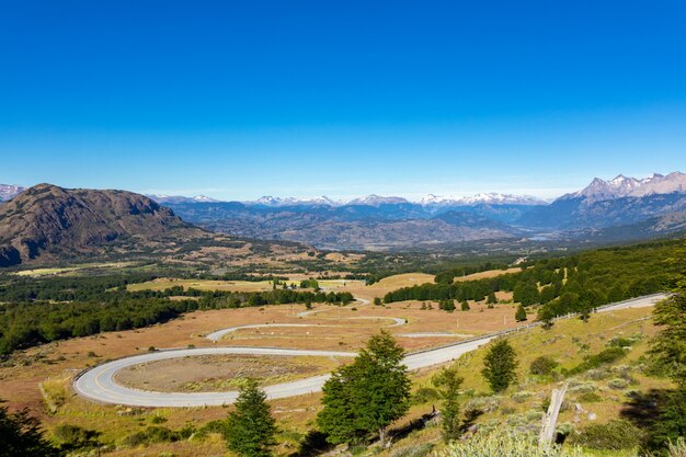 Paesaggio della valle di Coyhaique con le belle montagne e la vista della strada, Patagonia, Cile, Sudamerica