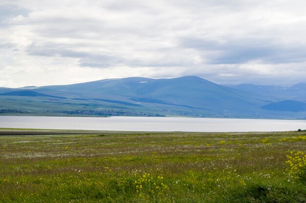 Paesaggio della valle e del bacino idrico in Georgia, diurno e all'aperto