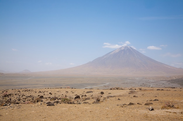 Paesaggio della zona del lago Natron, Tanzania, Africa. Il vulcano Ol Doinyo Lengai. Montagna di Dio. panorama africano