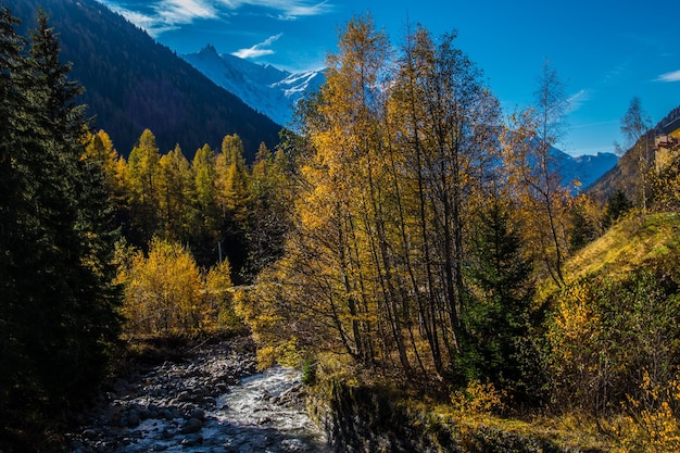 Paesaggio delle alpi francesi in autunno