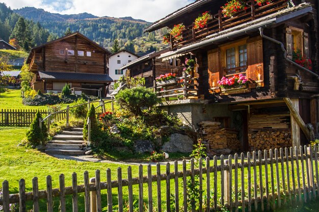 Paesaggio delle Alpi svizzere in autunno