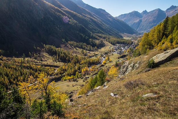 Paesaggio delle Alpi svizzere in autunno