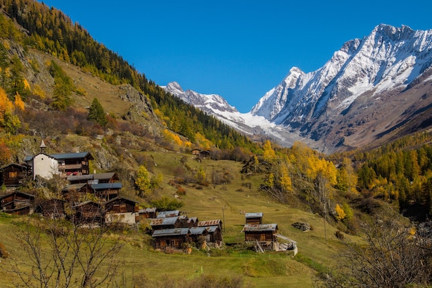 Paesaggio delle Alpi svizzere in autunno