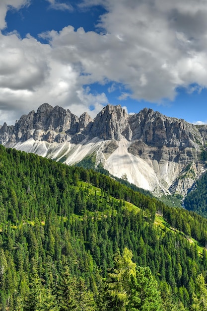 Paesaggio delle Dolomiti e vista dei monti Aferer Geisler in Italia