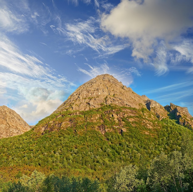 Paesaggio delle montagne a nord del circolo polare artico in Norvegia Vista panoramica delle dolci colline in un'area remota con nuvole nel freddo inverno Viaggiare all'estero e all'estero per vacanze e vacanze