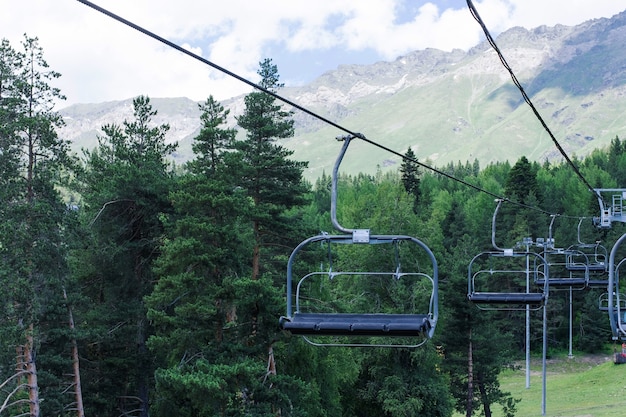 Paesaggio delle montagne del Caucaso con una seggiovia arkhyz