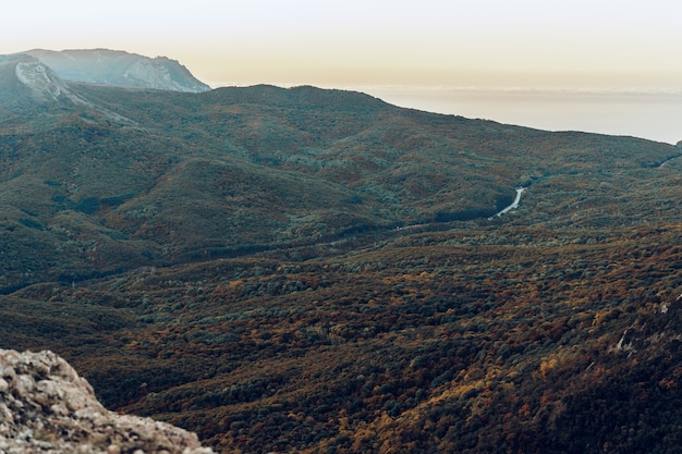 Paesaggio delle montagne della Crimea al tramonto in autunno