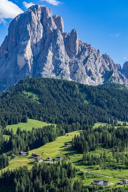 Paesaggio delle montagne delle Alpi in Italia