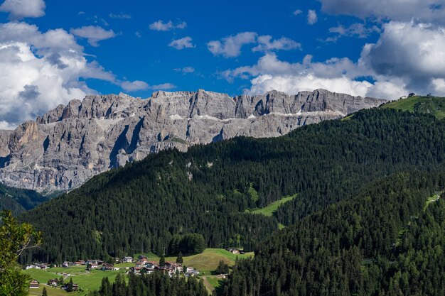 Paesaggio delle montagne delle Alpi in Italia